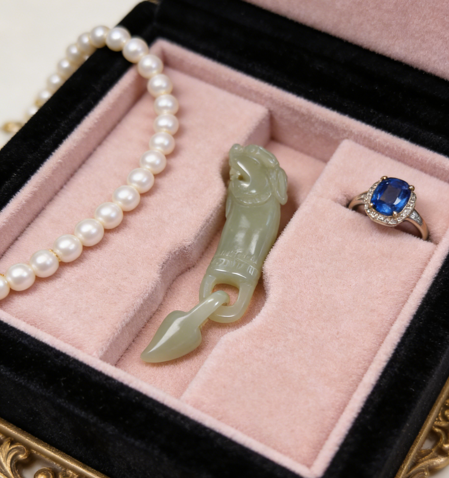 Dragon Tooth Pendant, One-Piece Interlocking Loop Craft, 12.5g Nephrite Jade, Chinese Dragon Talisman